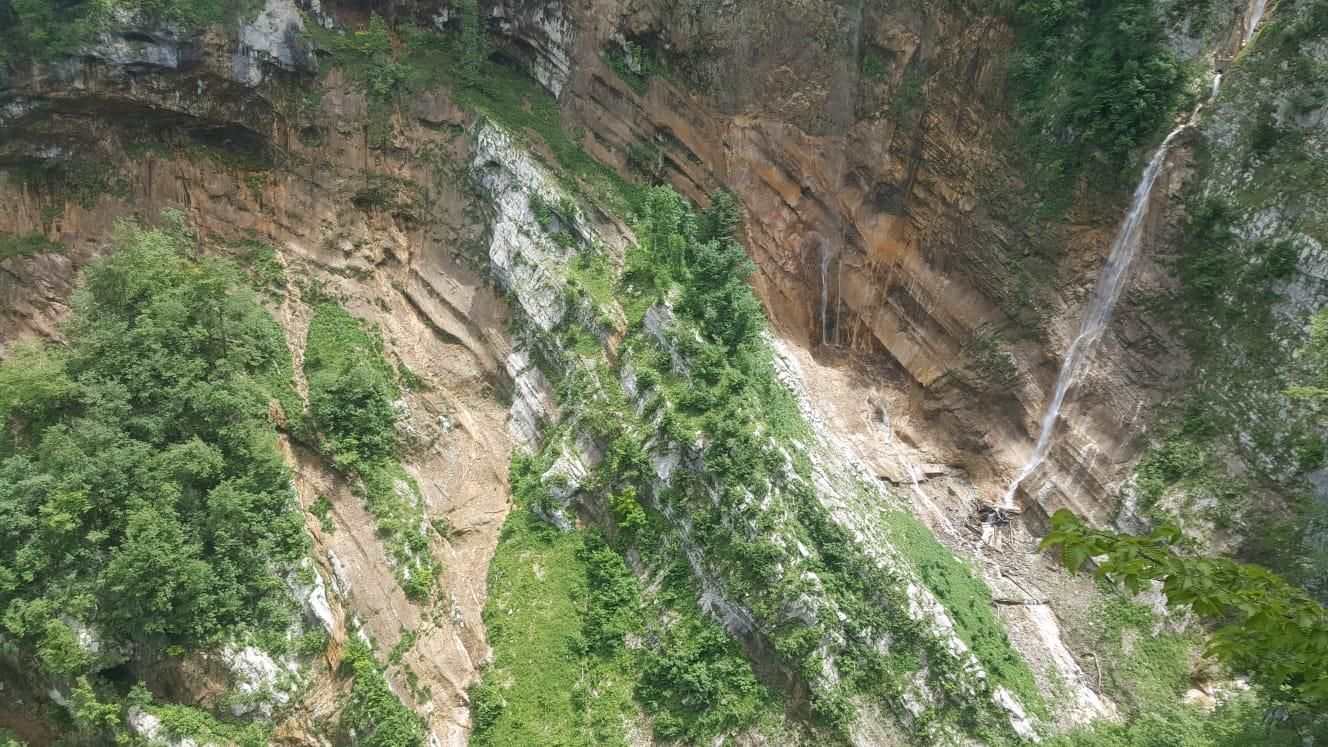 torrente di montagna seguendo l'acqua Gran Sasso D'Italia