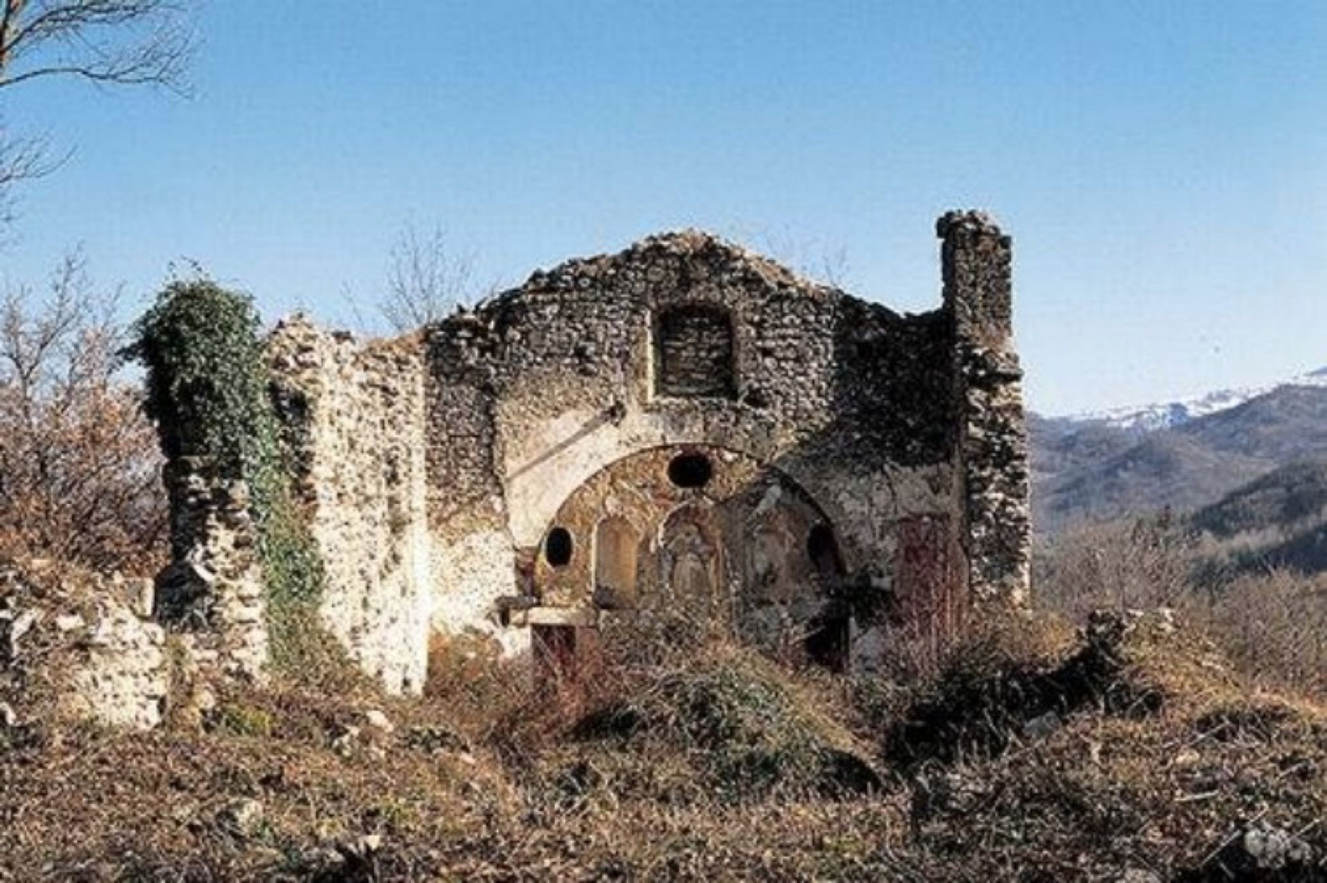 rudere di della Chiesa di San Valentino a Isola del Gran Sasso nella Valle Siciliana a Teramo in Abruzzo