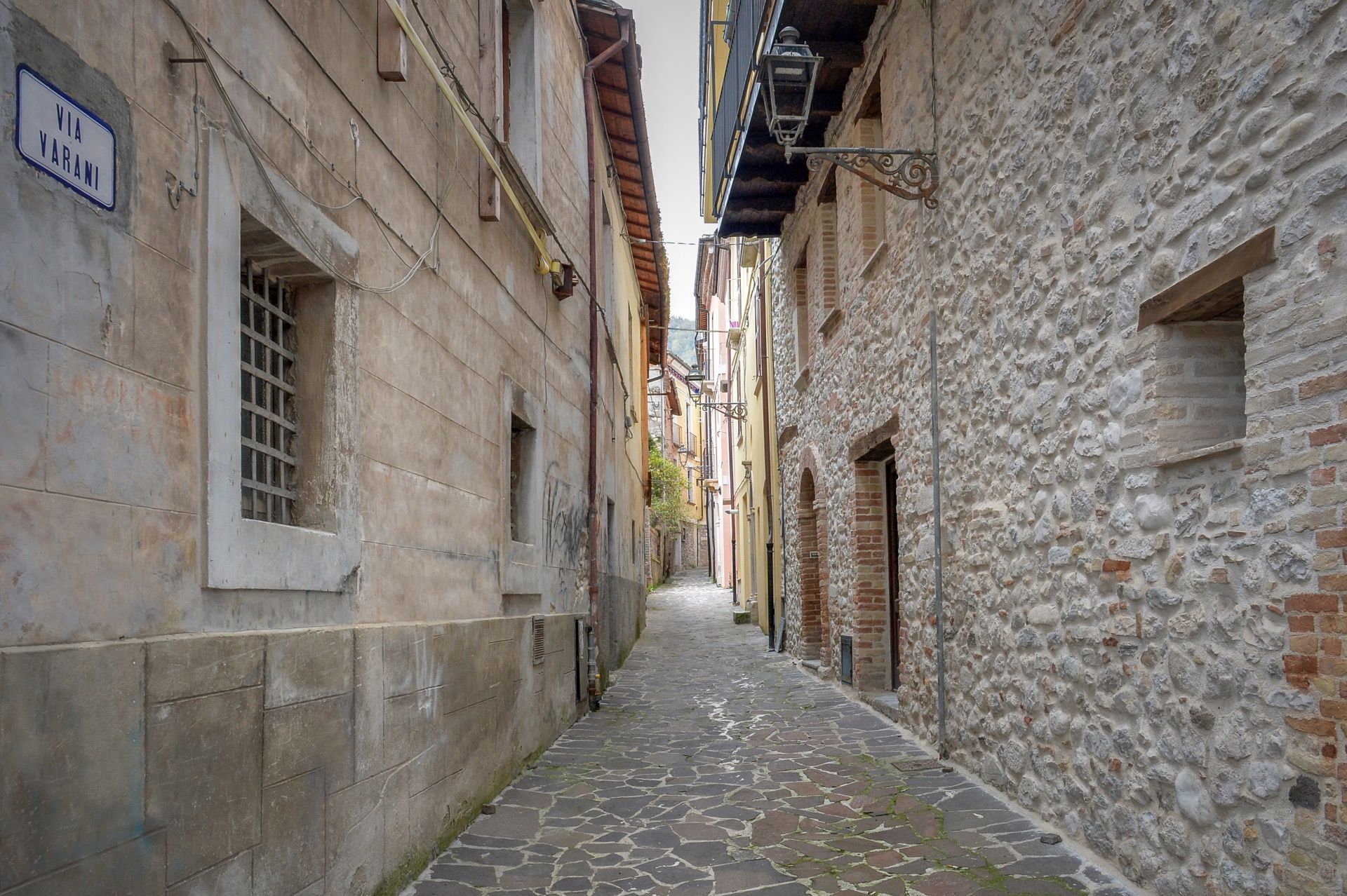 Vicolo storico del borgo incantato di Isola del Gran Sasso a Teramo in Abruzzo