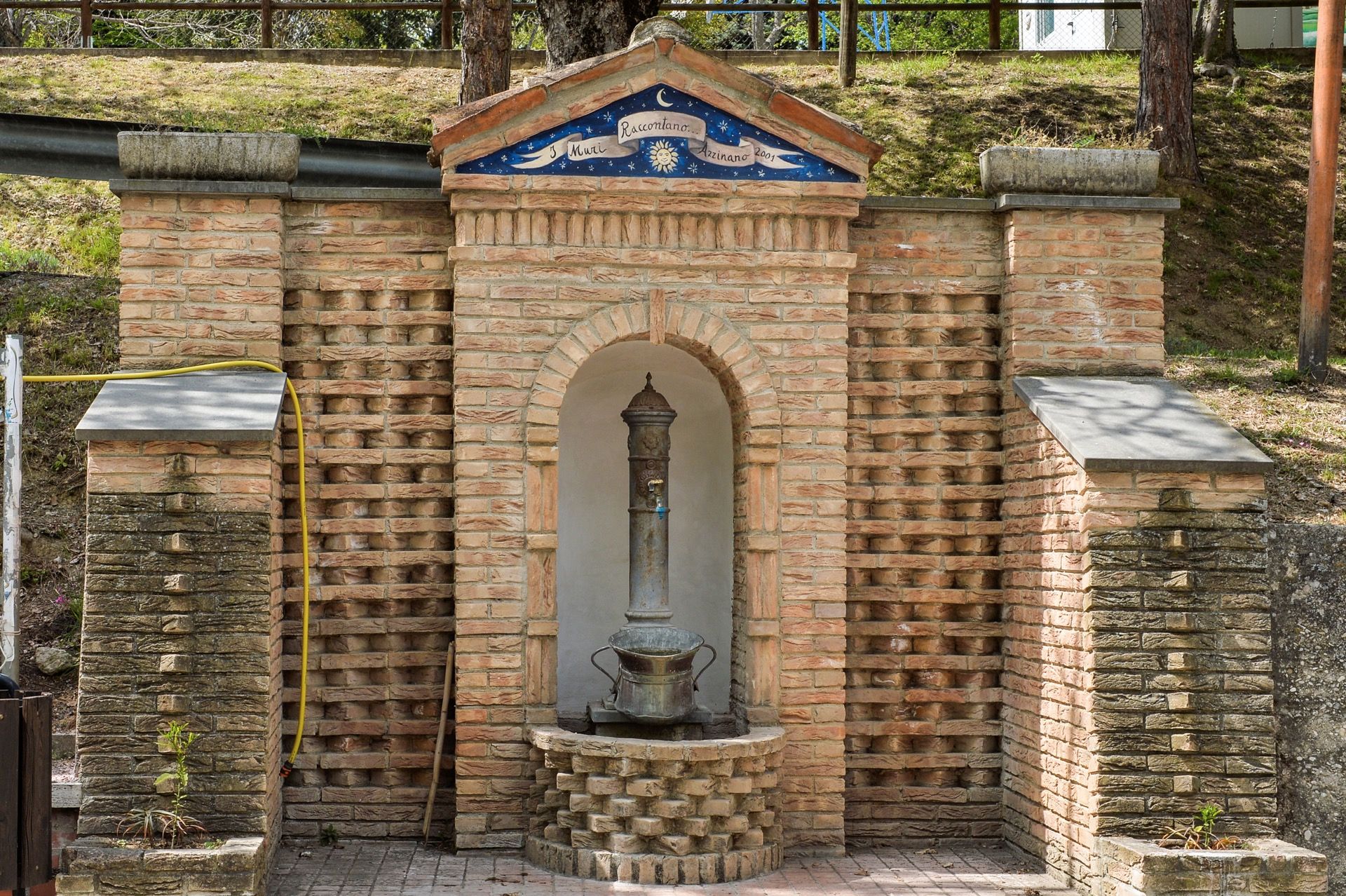 Una fontana Con Murales Nel Borgo Incantato Di Azzinano Di Tossicia a Teramo in Abruzzo