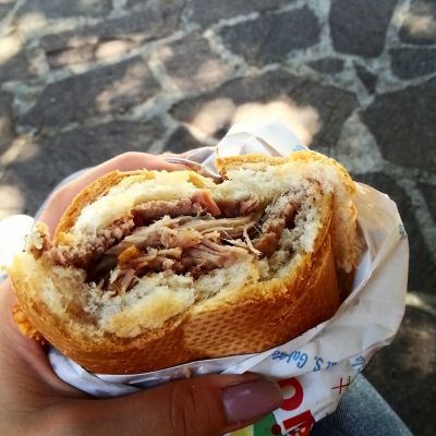 panino morso Porchetta di Colledara tipica teramana nel Gran Sasso D'Italia in Abruzzo