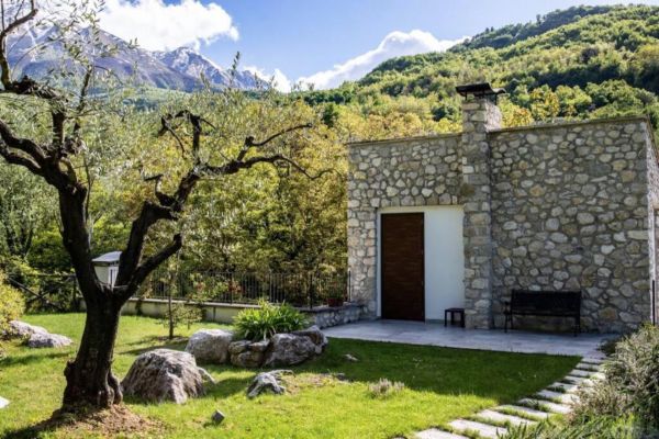 Vista Del River Cottage Isola Del Gran Sasso Italia Nella Valle Siciliana In Abruzzo