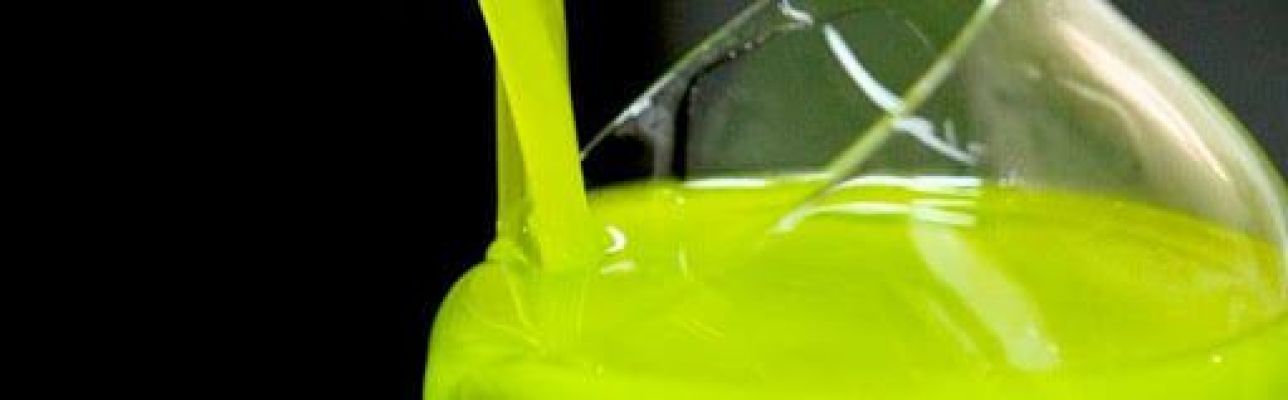 olio verde nel bicchiere frantoio Fratelli Bucci Castel Castagna in Abruzzo